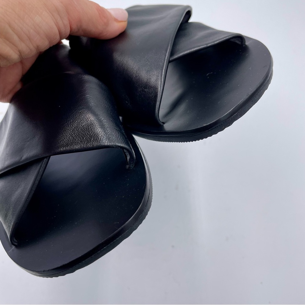 NEW Everlane Black Leather Day Crossover Sandal in Size 9 - Picture 3 of 11